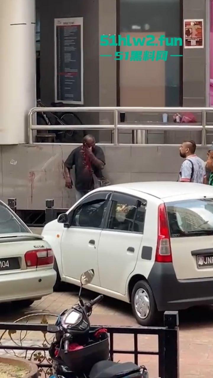 马来西亚男子酗酒吸毒恶魔buff叠满，致精神紊乱当街砍人，刺激的现场视频流出。  第2张