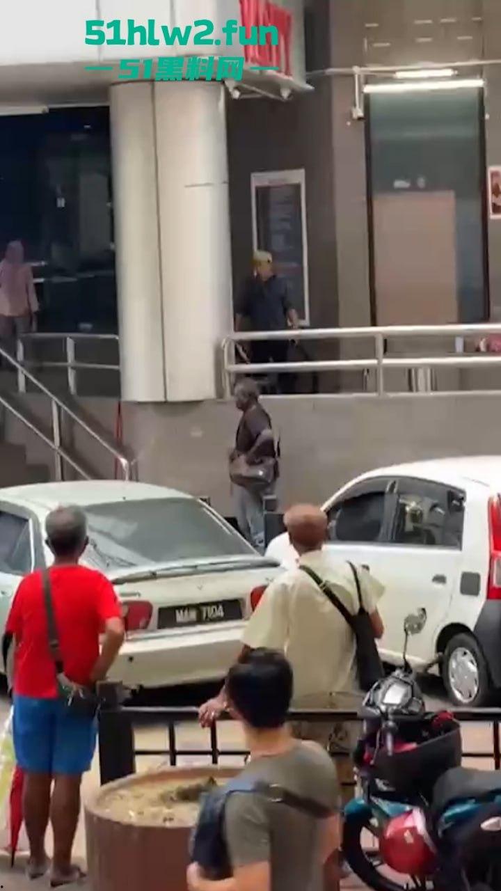 马来西亚男子酗酒吸毒恶魔buff叠满，致精神紊乱当街砍人，刺激的现场视频流出。  第3张