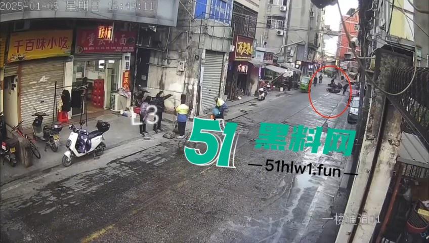 浙江温州网传一位【环卫工人】故意乱扔油污垃圾还用铲子捅破,导致多名骑行人摔倒。 第10张 浙江温州网传一位【环卫工人】故意乱扔油污垃圾还用铲子捅破,导致多名骑行人摔倒。 第10张