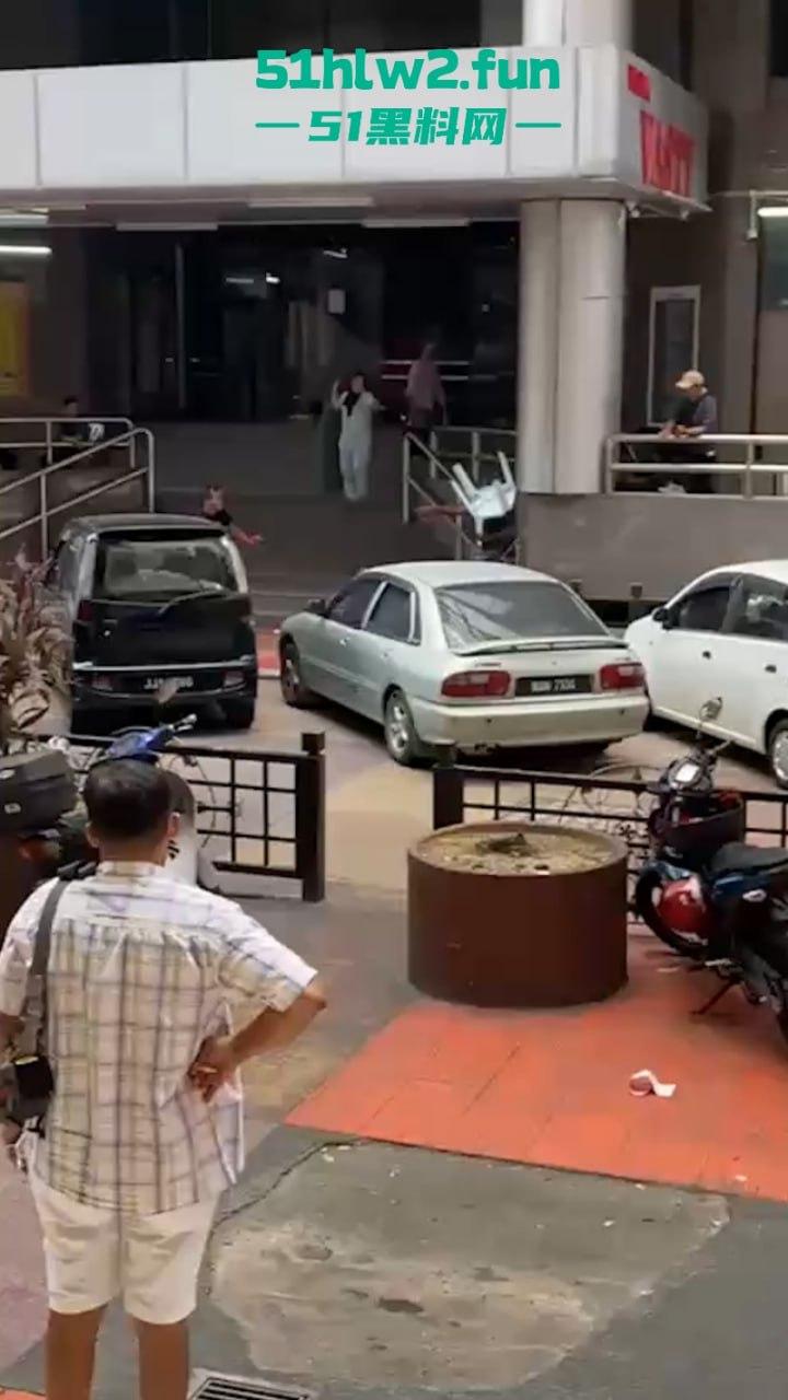 马来西亚男子酗酒吸毒恶魔buff叠满，致精神紊乱当街砍人，刺激的现场视频流出。  第4张