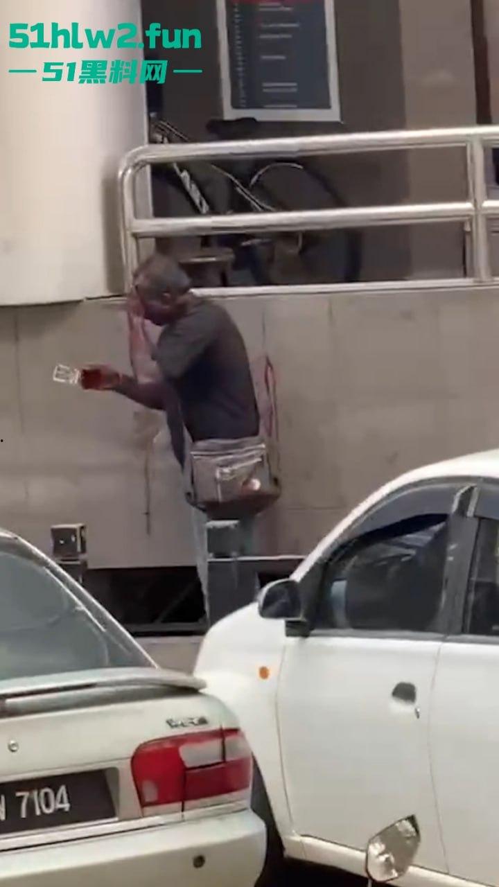 马来西亚男子酗酒吸毒恶魔buff叠满，致精神紊乱当街砍人，刺激的现场视频流出。  第5张