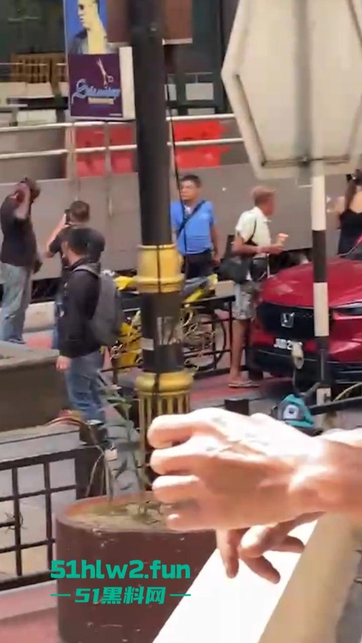 马来西亚男子酗酒吸毒恶魔buff叠满，致精神紊乱当街砍人，刺激的现场视频流出。  第6张