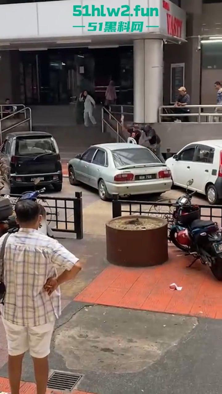 马来西亚男子酗酒吸毒恶魔buff叠满，致精神紊乱当街砍人，刺激的现场视频流出。  第8张