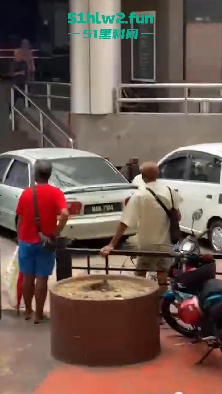 马来西亚男子酗酒吸毒恶魔buff叠满，致精神紊乱当街砍人，刺激的现场视频流出。  第9张