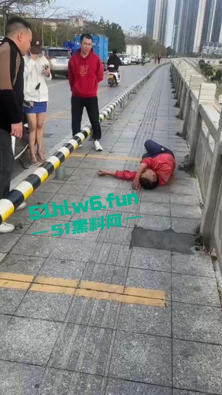 广东茂名化州女网红被猥亵事件，高颜值擦边女网红穿性感吊带裙江边跳舞被大叔摸臀猥亵。  第1张