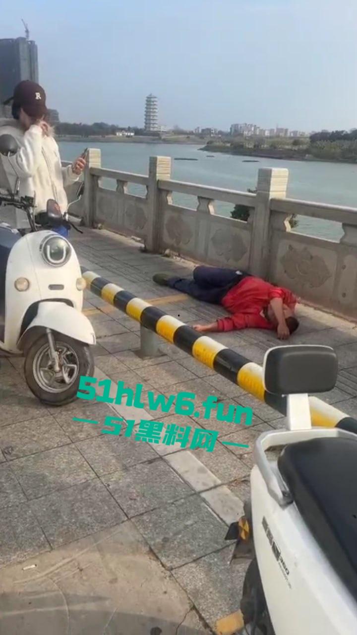 广东茂名化州女网红被猥亵事件，高颜值擦边女网红穿性感吊带裙江边跳舞被大叔摸臀猥亵。  第7张