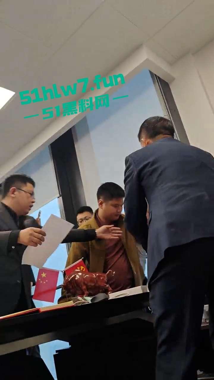 炸裂!大成佛山律所秘书【黄晓蕾】色诱主任上位,引发合伙人不满办公室大打出手。 第2张 炸裂!大成佛山律所秘书【黄晓蕾】色诱主任上位,引发合伙人不满办公室大打出手。 第2张