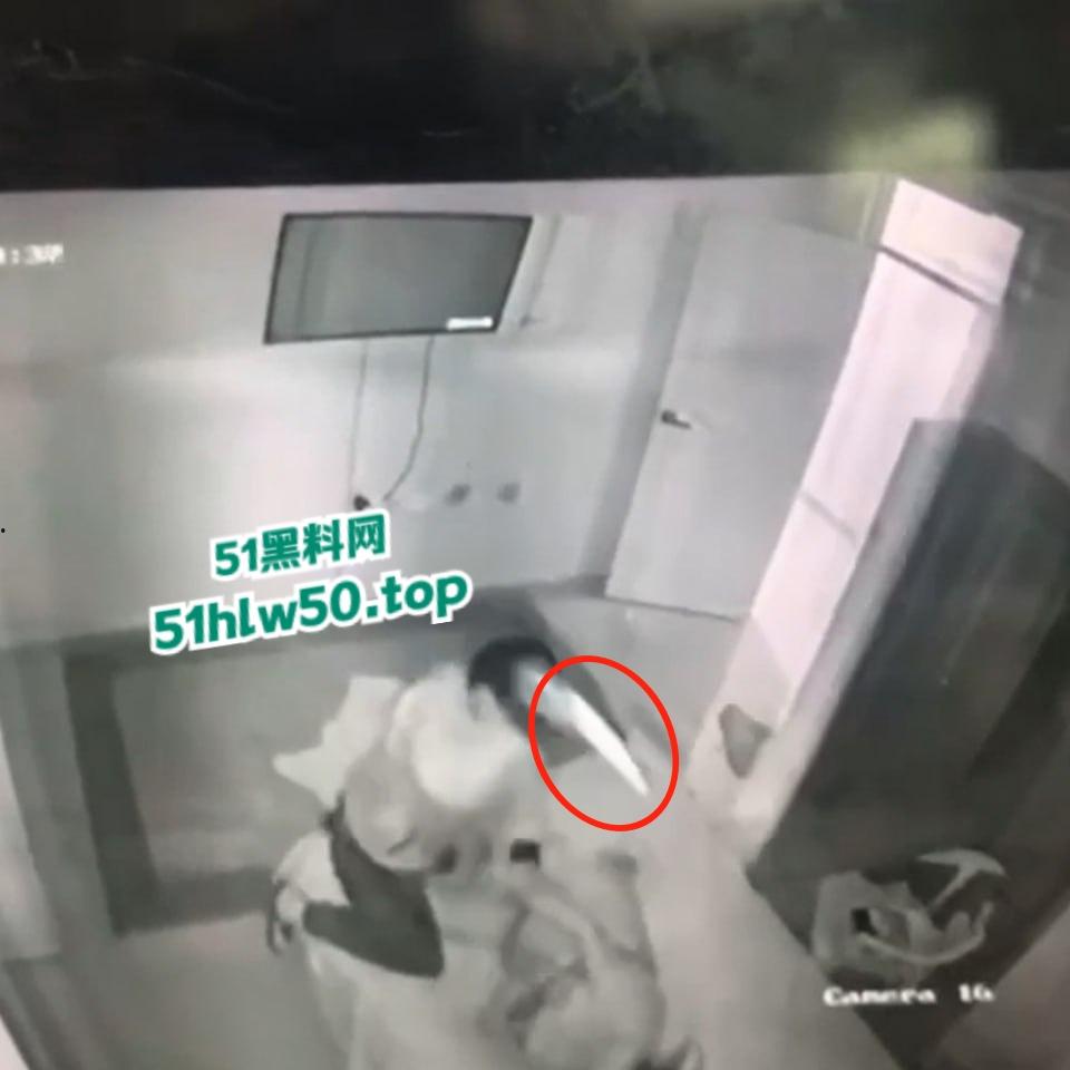 真实偷情捉奸杀人现场,狗男女酒店偷情被老公发现闯入,酒店监控偷拍到惊悚一幕当场刀杀两人! 第1张 真实偷情捉奸杀人现场,狗男女酒店偷情被老公发现闯入,酒店监控偷拍到惊悚一幕当场刀杀两人! 第1张