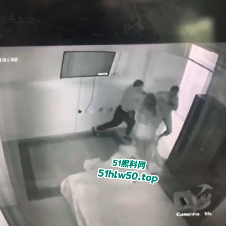 真实偷情捉奸杀人现场,狗男女酒店偷情被老公发现闯入,酒店监控偷拍到惊悚一幕当场刀杀两人! 第2张 真实偷情捉奸杀人现场,狗男女酒店偷情被老公发现闯入,酒店监控偷拍到惊悚一幕当场刀杀两人! 第2张