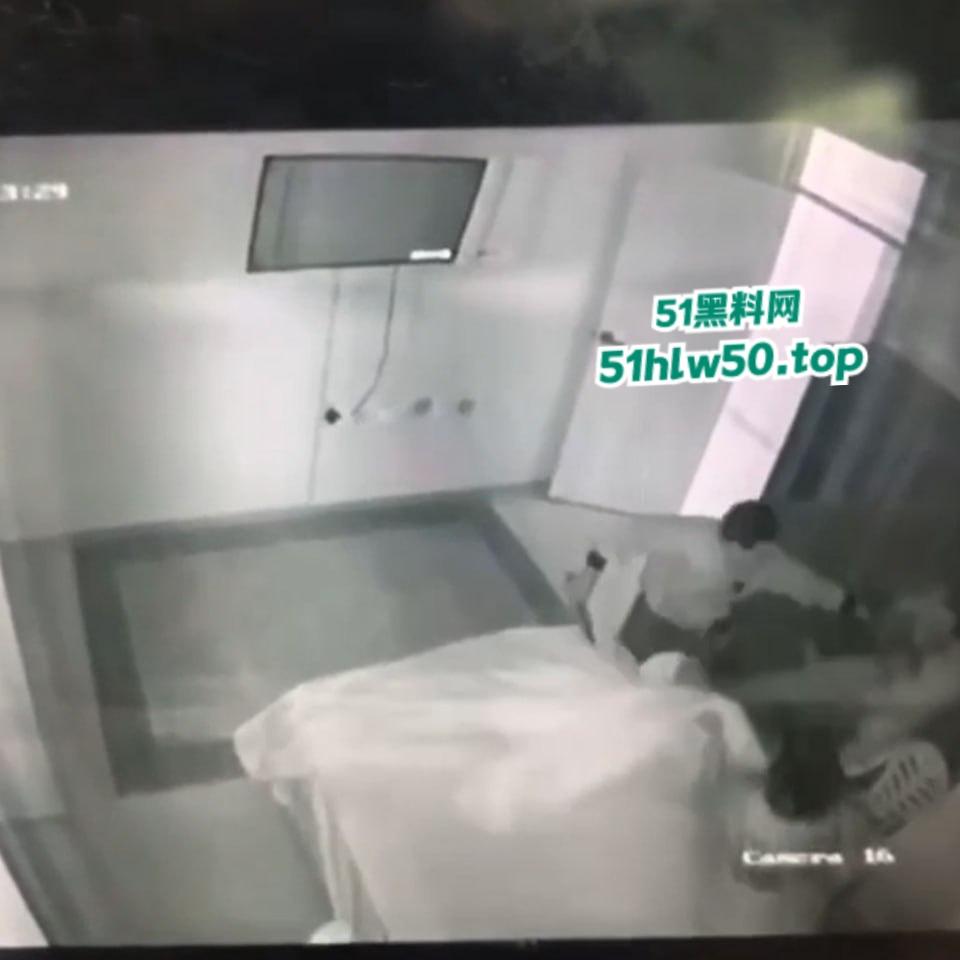 真实偷情捉奸杀人现场,狗男女酒店偷情被老公发现闯入,酒店监控偷拍到惊悚一幕当场刀杀两人! 第3张 真实偷情捉奸杀人现场,狗男女酒店偷情被老公发现闯入,酒店监控偷拍到惊悚一幕当场刀杀两人! 第3张