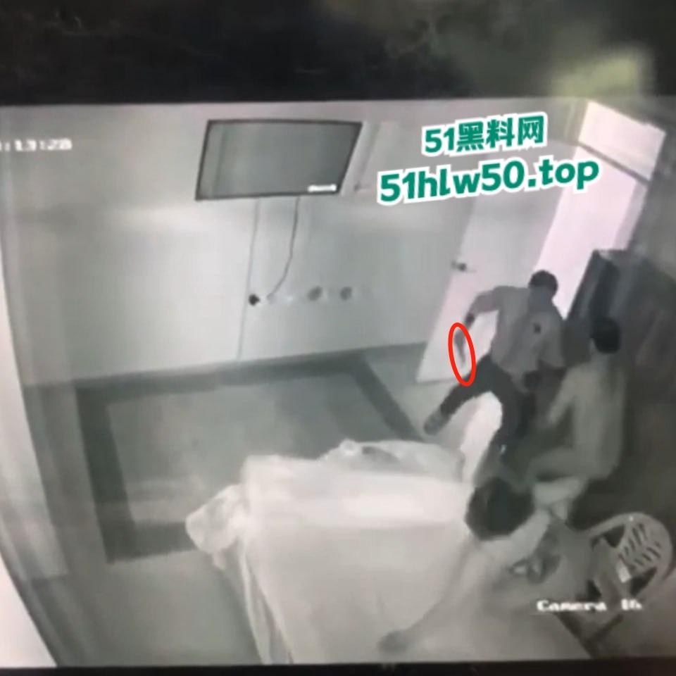 真实偷情捉奸杀人现场,狗男女酒店偷情被老公发现闯入,酒店监控偷拍到惊悚一幕当场刀杀两人! 第4张 真实偷情捉奸杀人现场,狗男女酒店偷情被老公发现闯入,酒店监控偷拍到惊悚一幕当场刀杀两人! 第4张