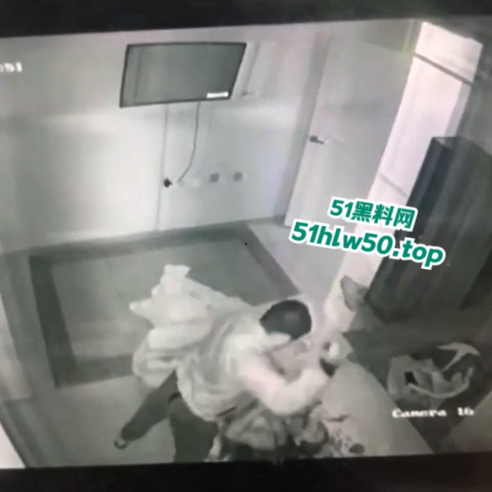 真实偷情捉奸杀人现场,狗男女酒店偷情被老公发现闯入,酒店监控偷拍到惊悚一幕当场刀杀两人! 第5张 真实偷情捉奸杀人现场,狗男女酒店偷情被老公发现闯入,酒店监控偷拍到惊悚一幕当场刀杀两人! 第5张