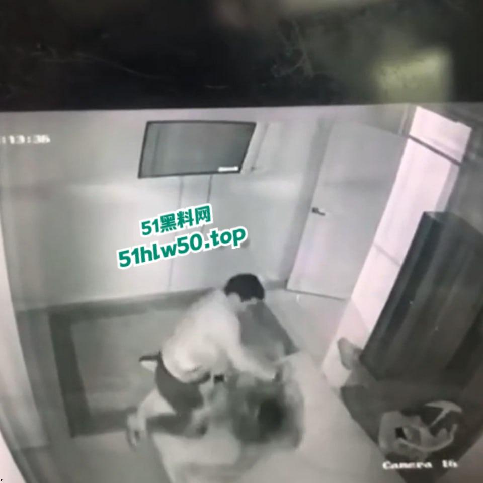 真实偷情捉奸杀人现场,狗男女酒店偷情被老公发现闯入,酒店监控偷拍到惊悚一幕当场刀杀两人! 第6张 真实偷情捉奸杀人现场,狗男女酒店偷情被老公发现闯入,酒店监控偷拍到惊悚一幕当场刀杀两人! 第6张