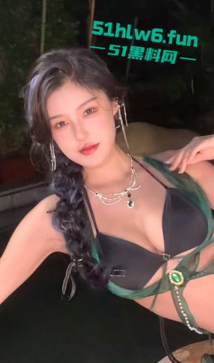 抖音286万粉丝顶级车模【程儿】走光视频车展现场不慎露奶头,不穿内裤裙底风光一览无余。 第3张 抖音286万粉丝顶级车模【程儿】走光视频车展现场不慎露奶头,不穿内裤裙底风光一览无余。 第3张