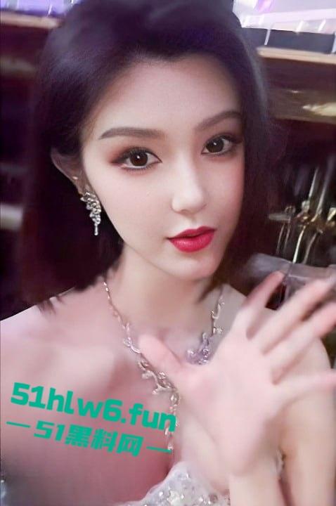 抖音286万粉丝顶级车模【程儿】走光视频车展现场不慎露奶头,不穿内裤裙底风光一览无余。 第4张 抖音286万粉丝顶级车模【程儿】走光视频车展现场不慎露奶头,不穿内裤裙底风光一览无余。 第4张