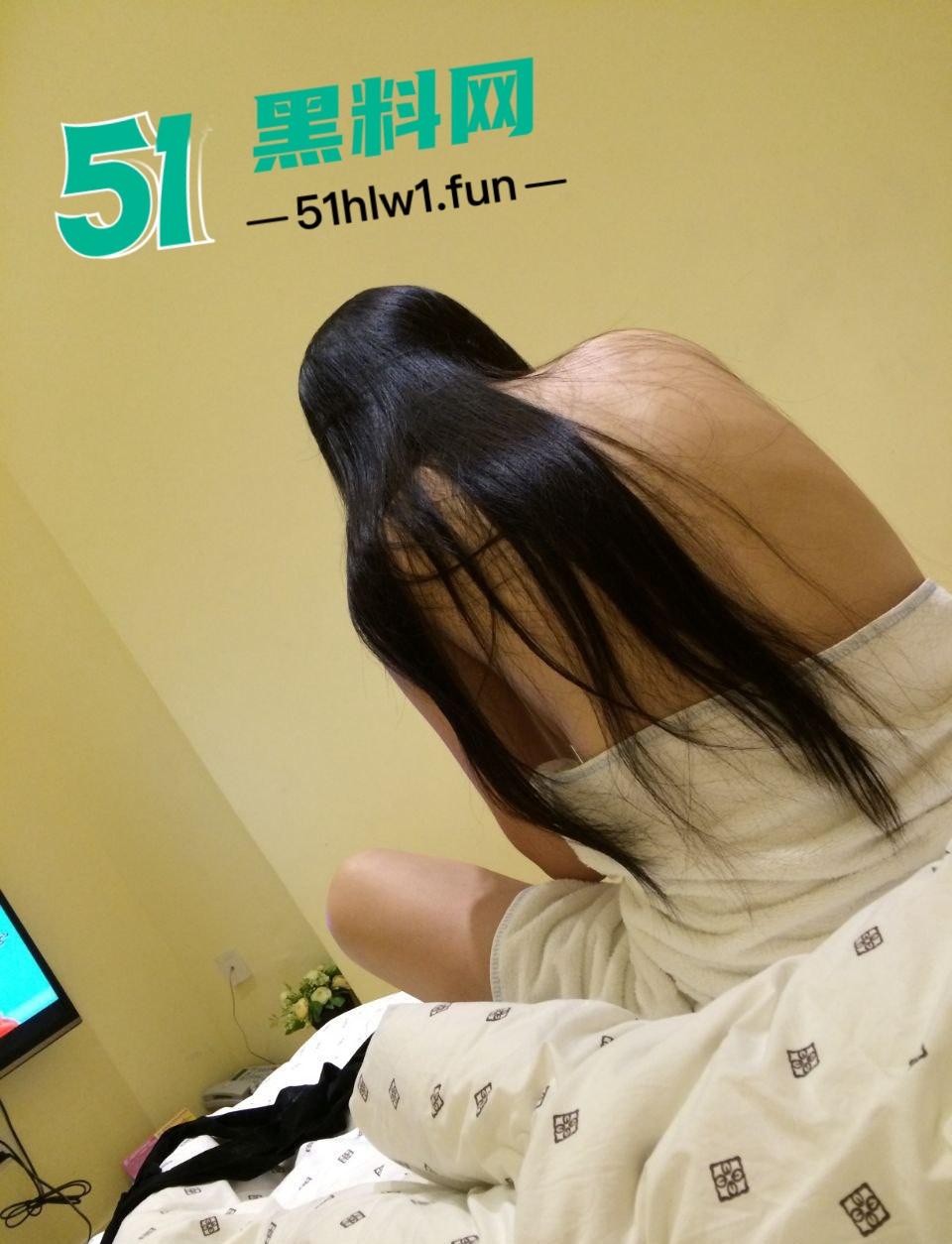 河北涵众高铁培训中心的女导师，平时教导学生高铁礼仪私下却是纯欲母狗，床照私密视频曝光。  第4张