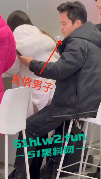 车站候车厅手机充电站惊险一对情侣,不顾周围众人大胆当街做爱视频曝光,这个刺激度也太上头了吧。 第1张 车站候车厅手机充电站惊险一对情侣,不顾周围众人大胆当街做爱视频曝光,这个刺激度也太上头了吧。 第1张