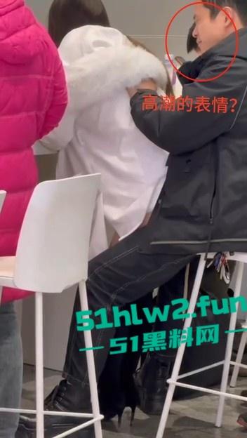 车站候车厅手机充电站惊险一对情侣,不顾周围众人大胆当街做爱视频曝光,这个刺激度也太上头了吧。 第2张 车站候车厅手机充电站惊险一对情侣,不顾周围众人大胆当街做爱视频曝光,这个刺激度也太上头了吧。 第2张