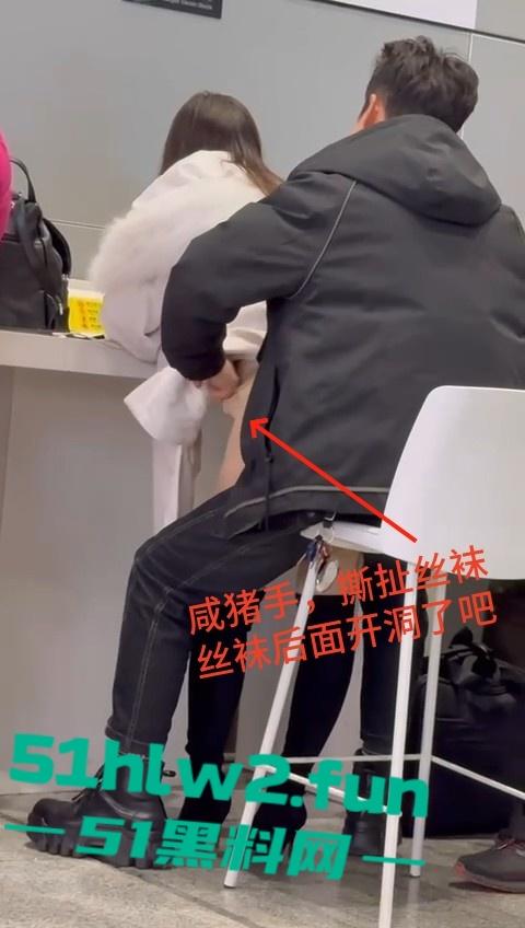 车站候车厅手机充电站惊险一对情侣,不顾周围众人大胆当街做爱视频曝光,这个刺激度也太上头了吧。 第3张 车站候车厅手机充电站惊险一对情侣,不顾周围众人大胆当街做爱视频曝光,这个刺激度也太上头了吧。 第3张