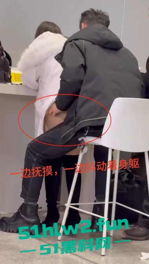 车站候车厅手机充电站惊险一对情侣,不顾周围众人大胆当街做爱视频曝光,这个刺激度也太上头了吧。 第4张 车站候车厅手机充电站惊险一对情侣,不顾周围众人大胆当街做爱视频曝光,这个刺激度也太上头了吧。 第4张