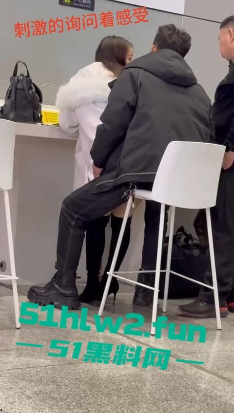 车站候车厅手机充电站惊险一对情侣,不顾周围众人大胆当街做爱视频曝光,这个刺激度也太上头了吧。 第5张 车站候车厅手机充电站惊险一对情侣,不顾周围众人大胆当街做爱视频曝光,这个刺激度也太上头了吧。 第5张