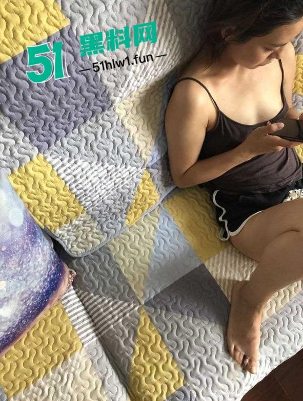 震惊！七岁男童为了游戏皮肤不惜把拿妈妈照片视频的跟人交换，偷拍妈妈大量裸照和视频传出。  第2张