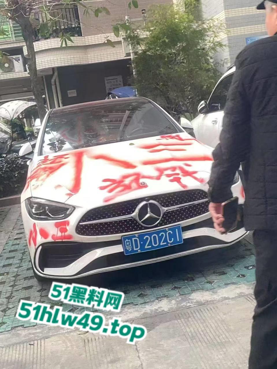 广东汕头肥猪女捉奸,小三车上涂鸦带人当街殴打,肥婆已被逮捕求谅解只能净身出户。 第1张 广东汕头肥猪女捉奸,小三车上涂鸦带人当街殴打,肥婆已被逮捕求谅解只能净身出户。 第1张