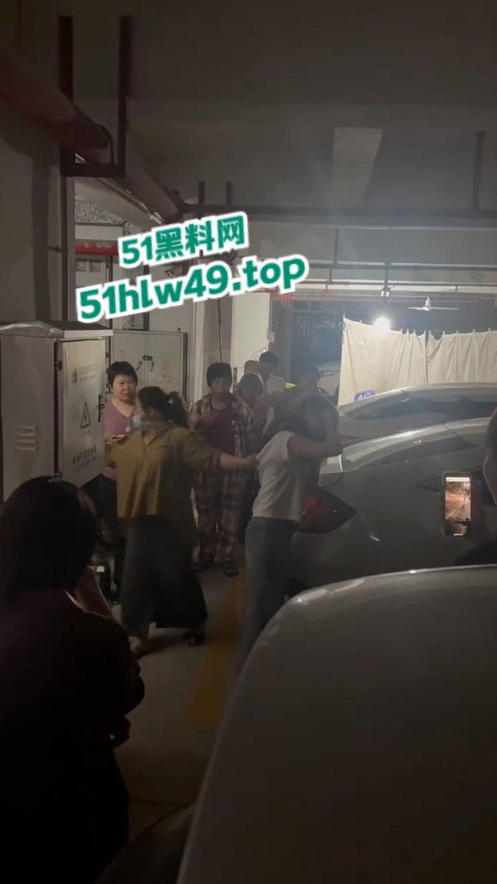 广东汕头肥猪女捉奸,小三车上涂鸦带人当街殴打,肥婆已被逮捕求谅解只能净身出户。 第2张 广东汕头肥猪女捉奸,小三车上涂鸦带人当街殴打,肥婆已被逮捕求谅解只能净身出户。 第2张