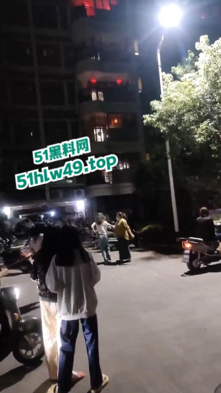 广东汕头肥猪女捉奸,小三车上涂鸦带人当街殴打,肥婆已被逮捕求谅解只能净身出户。 第8张 广东汕头肥猪女捉奸,小三车上涂鸦带人当街殴打,肥婆已被逮捕求谅解只能净身出户。 第8张