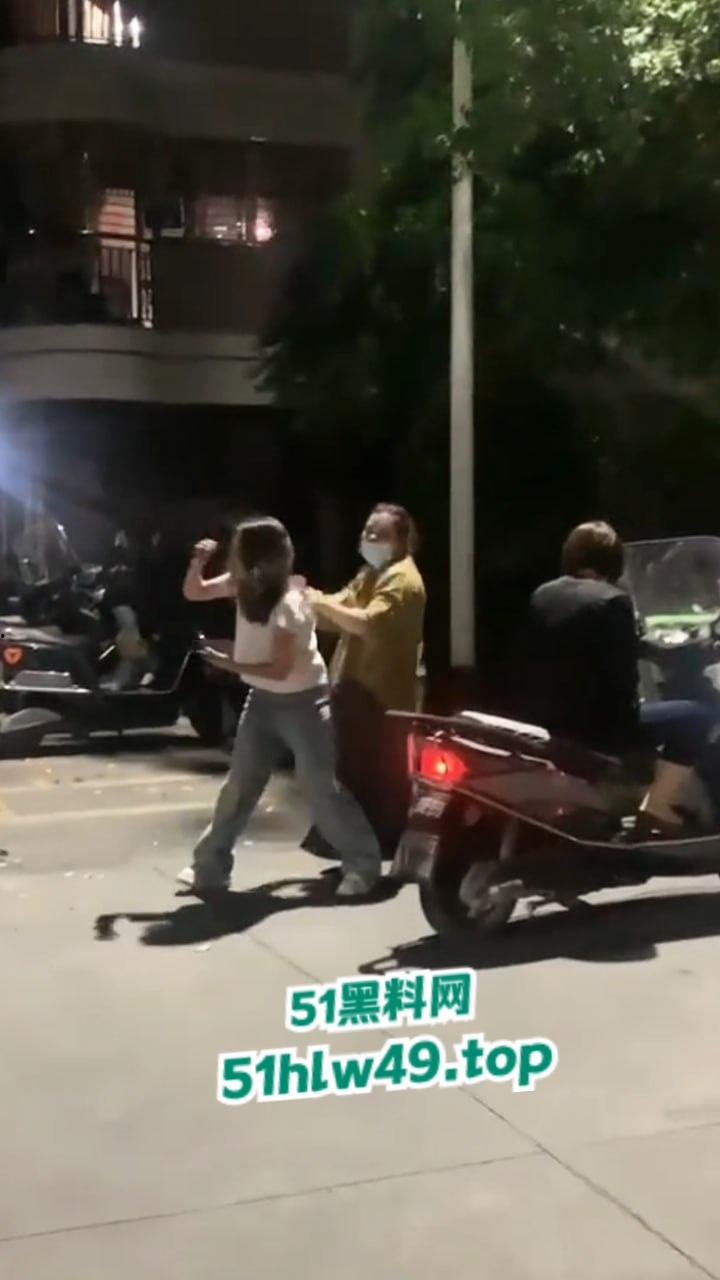 广东汕头肥猪女捉奸,小三车上涂鸦带人当街殴打,肥婆已被逮捕求谅解只能净身出户。 第9张 广东汕头肥猪女捉奸,小三车上涂鸦带人当街殴打,肥婆已被逮捕求谅解只能净身出户。 第9张