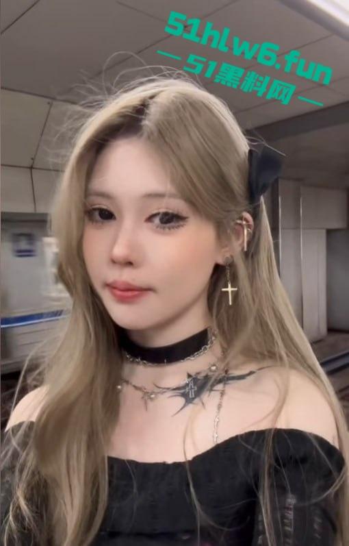 芜湖鸠江区YJ理发店女主被曝,疑似抖音美女博主【鱼鱼骨】未拉窗帘给榜一大哥的私拍流出! 第7张 芜湖鸠江区YJ理发店女主被曝,疑似抖音美女博主【鱼鱼骨】未拉窗帘给榜一大哥的私拍流出! 第7张