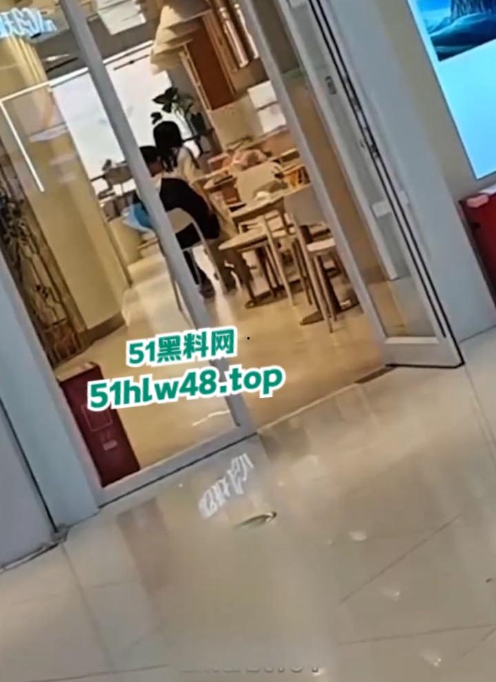 瓜友偷拍情侣做爱,宁乡步行街【罗曼蛋糕店】老板趁着没客人,大白天公开操服务员玩的就是刺激吗? 第2张 瓜友偷拍情侣做爱,宁乡步行街【罗曼蛋糕店】老板趁着没客人,大白天公开操服务员玩的就是刺激吗? 第2张