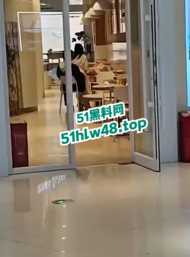 瓜友偷拍情侣做爱,宁乡步行街【罗曼蛋糕店】老板趁着没客人,大白天公开操服务员玩的就是刺激吗? 第3张 瓜友偷拍情侣做爱,宁乡步行街【罗曼蛋糕店】老板趁着没客人,大白天公开操服务员玩的就是刺激吗? 第3张