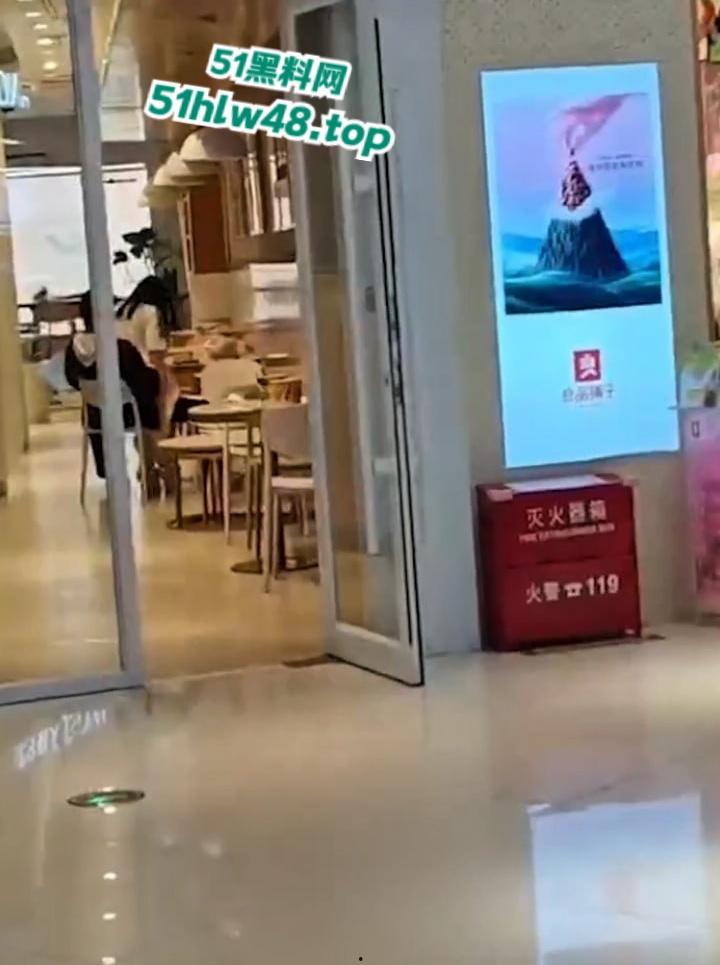 瓜友偷拍情侣做爱,宁乡步行街【罗曼蛋糕店】老板趁着没客人,大白天公开操服务员玩的就是刺激吗? 第5张 瓜友偷拍情侣做爱,宁乡步行街【罗曼蛋糕店】老板趁着没客人,大白天公开操服务员玩的就是刺激吗? 第5张