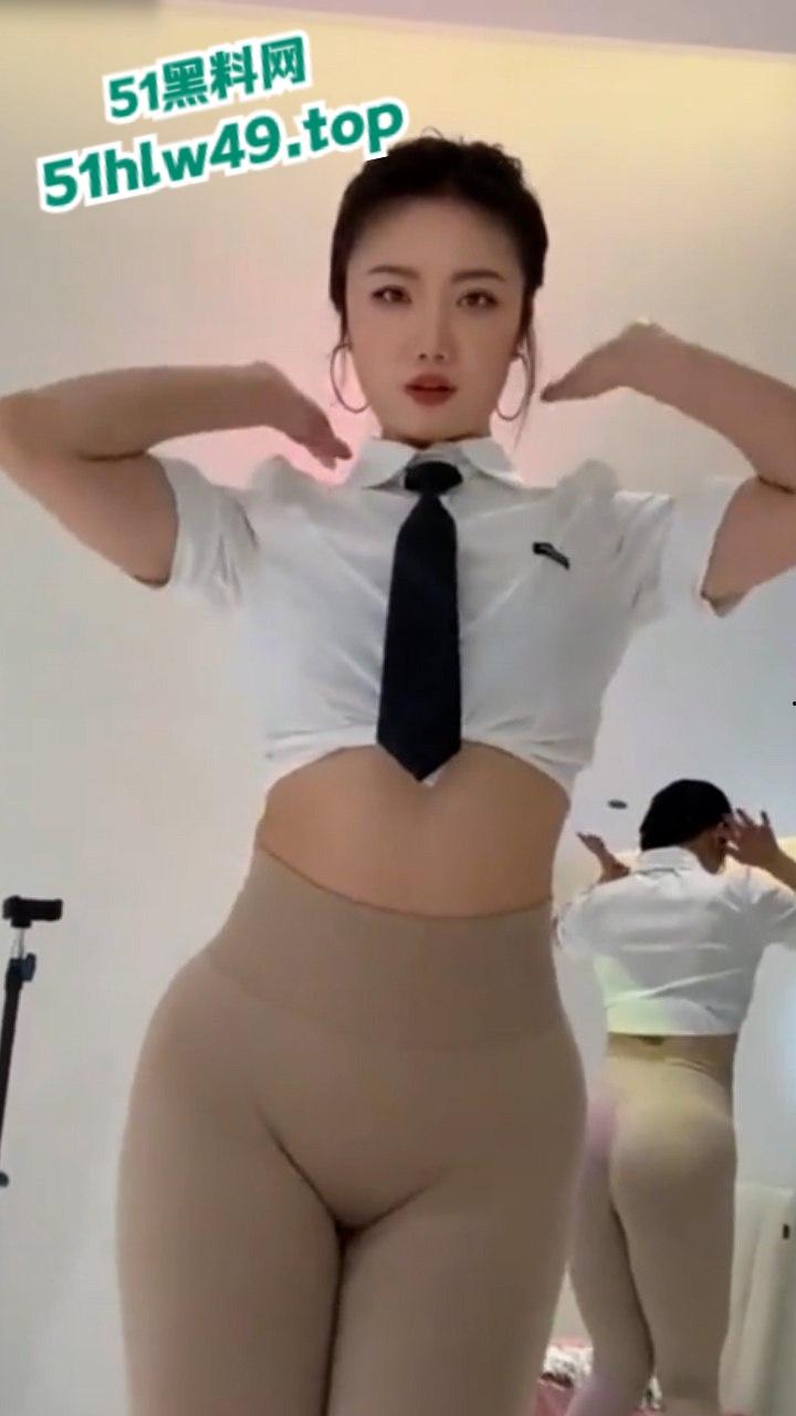 抖音粗腿公主【维拉思羽】高价定制裸舞视频流出，激情四射露奶露逼扭动着腰臀诱惑至极！  第7张