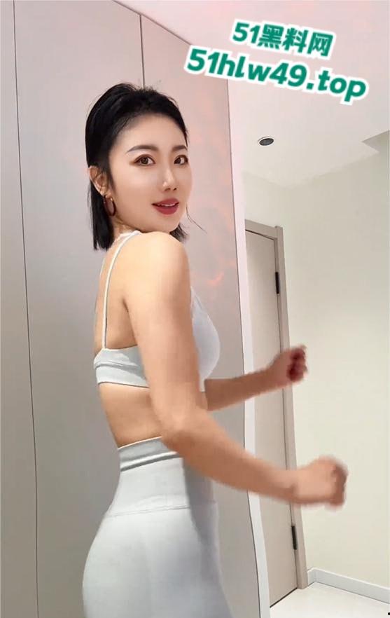 抖音粗腿公主【维拉思羽】高价定制裸舞视频流出，激情四射露奶露逼扭动着腰臀诱惑至极！  第8张