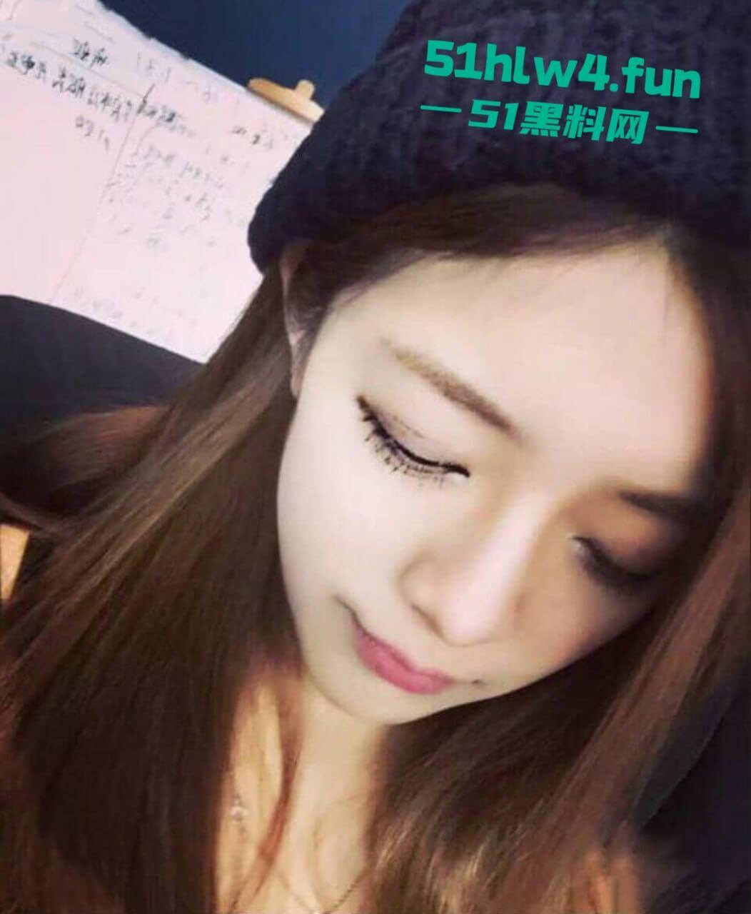 高颜值大眼母狗御姐颜值模特身材，私下却反差至极跪地舔脚伺候主人，再被无套抽插无毛嫩穴。  第2张