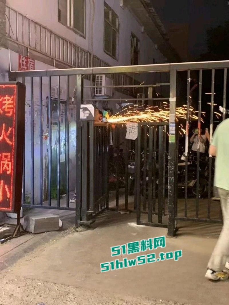 石家庄铁道大学东门事件,学生办公室讨要说法,被多名校领导拘禁殴打,全程被直播记录! 第16张 石家庄铁道大学东门事件,学生办公室讨要说法,被多名校领导拘禁殴打,全程被直播记录! 第16张