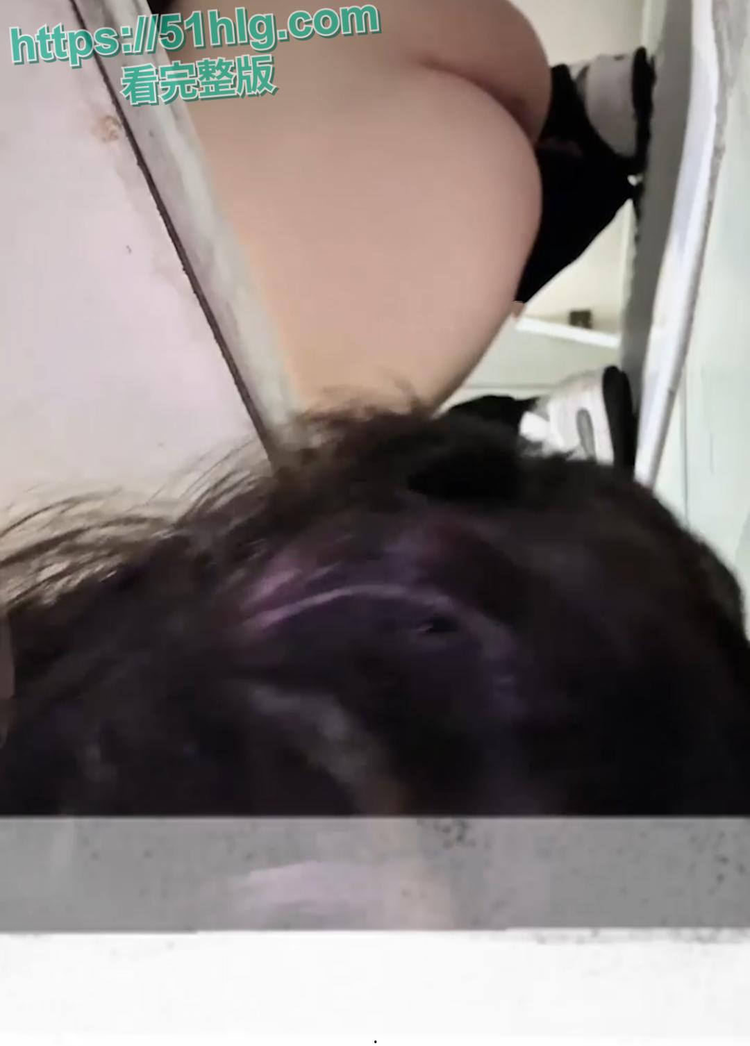 【武汉】高校高颜值大二舞蹈生厕所惊魂 近距离偷拍 嫩逼滴水洞口大开 女主怒踢门狂喊抓贼 场面火爆异常  第3张