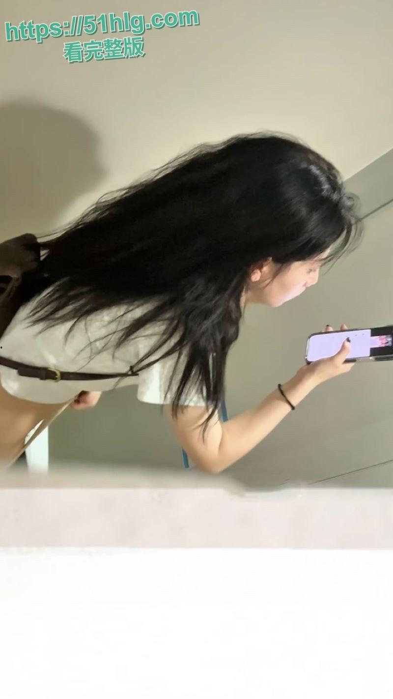 【武汉】高校高颜值大二舞蹈生厕所惊魂 近距离偷拍 嫩逼滴水洞口大开 女主怒踢门狂喊抓贼 场面火爆异常  第4张