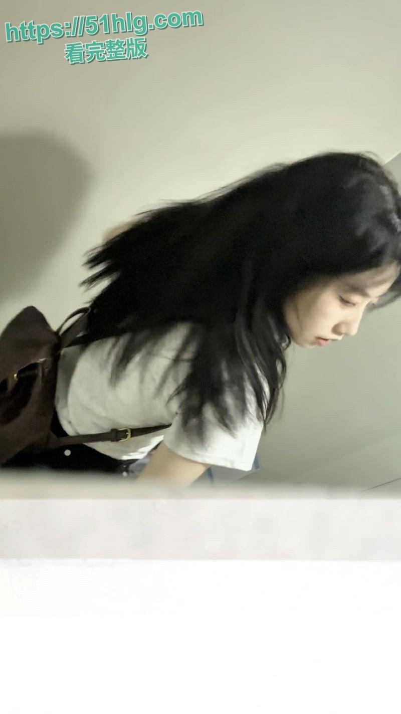 【武汉】高校高颜值大二舞蹈生厕所惊魂 近距离偷拍 嫩逼滴水洞口大开 女主怒踢门狂喊抓贼 场面火爆异常  第5张