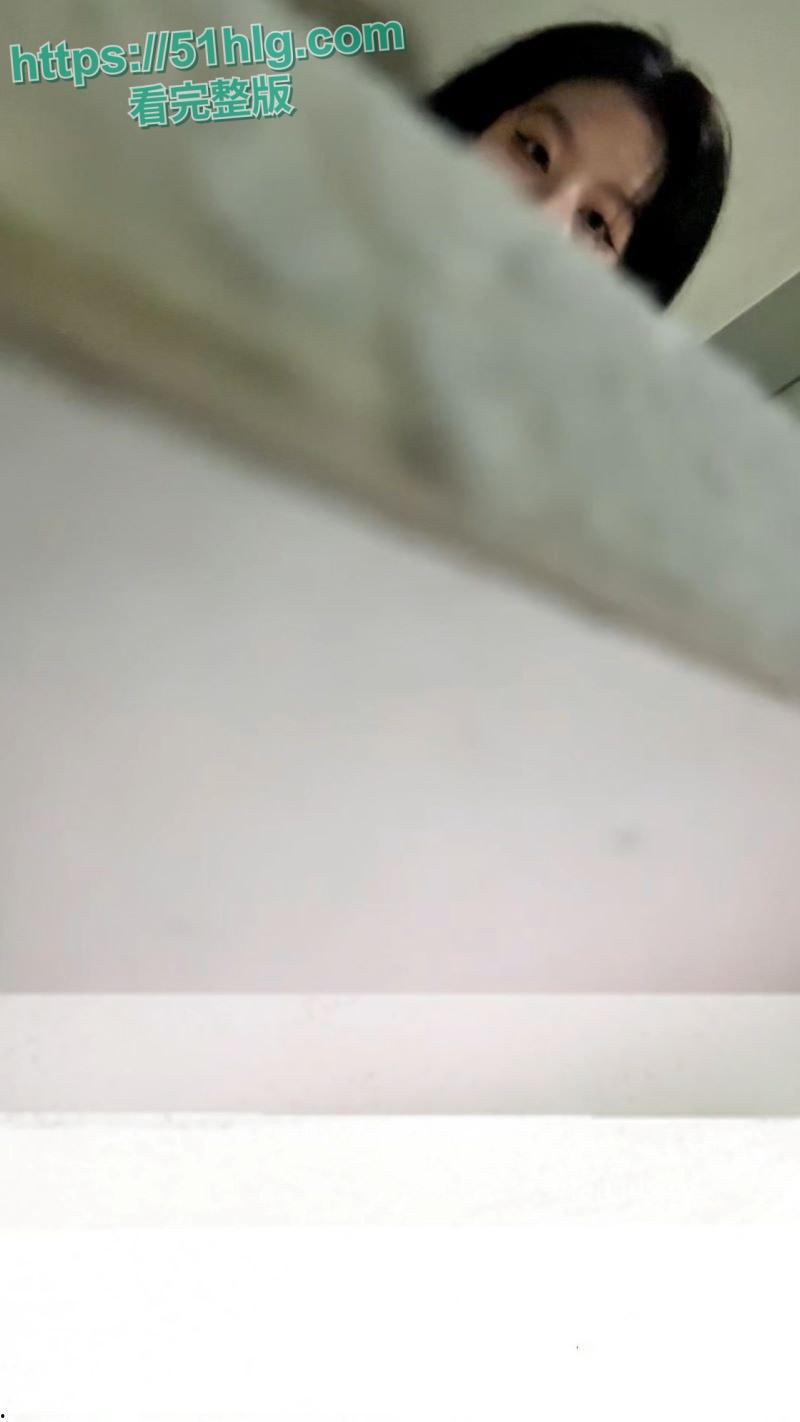 【武汉】高校高颜值大二舞蹈生厕所惊魂 近距离偷拍 嫩逼滴水洞口大开 女主怒踢门狂喊抓贼 场面火爆异常  第6张