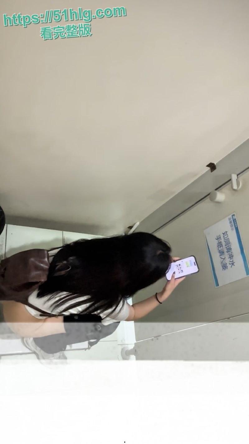 【武汉】高校高颜值大二舞蹈生厕所惊魂 近距离偷拍 嫩逼滴水洞口大开 女主怒踢门狂喊抓贼 场面火爆异常  第8张