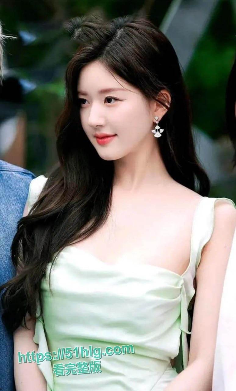 明星【赵露思】抖音直播 “小葡萄”意外走光，网友热议：真实魅力还是团队故意？  第4张