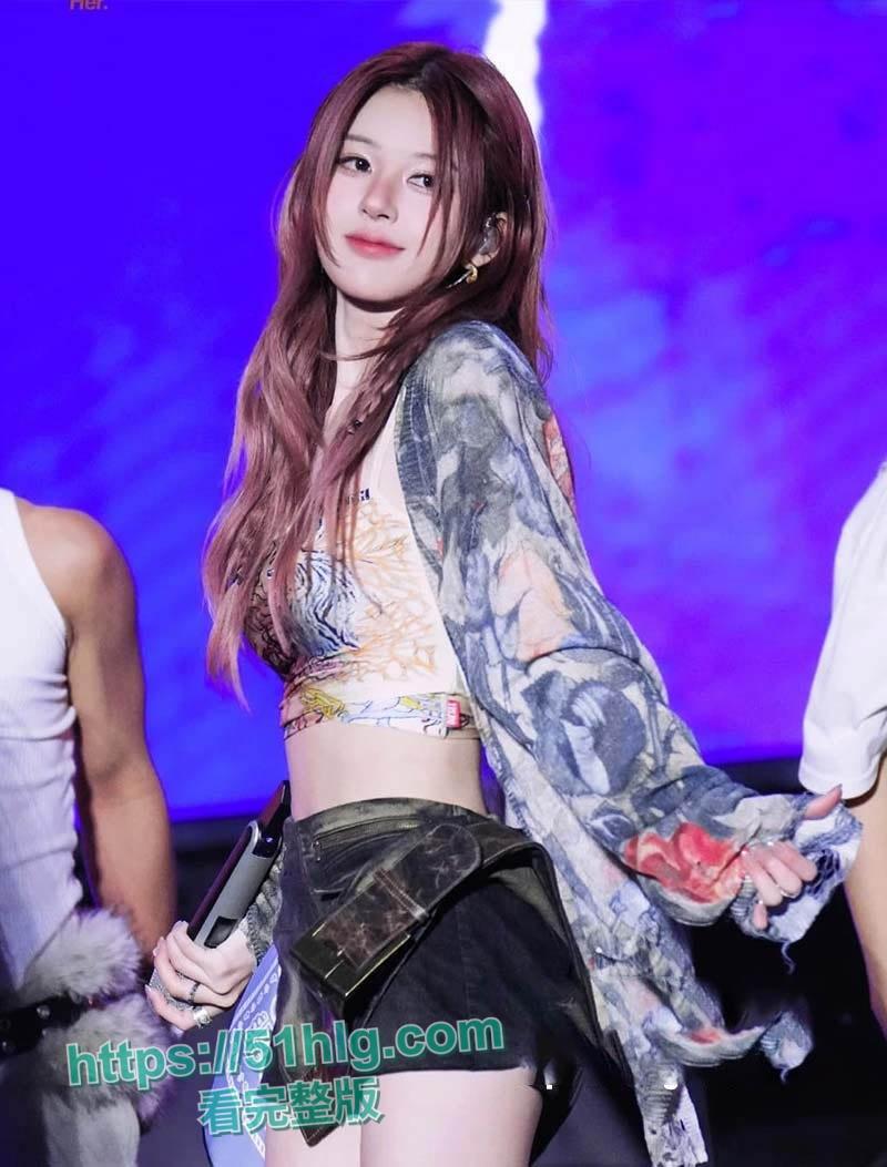 明星【赵露思】抖音直播 “小葡萄”意外走光，网友热议：真实魅力还是团队故意？  第6张