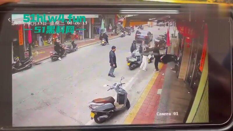 广东汕尾狗男女偷情被发现,原配开车撞男小三,下死手暴力殴打人差点没了! 第3张 广东汕尾狗男女偷情被发现,原配开车撞男小三,下死手暴力殴打人差点没了! 第3张