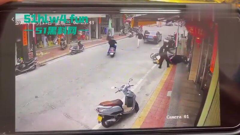 广东汕尾狗男女偷情被发现,原配开车撞男小三,下死手暴力殴打人差点没了! 第4张 广东汕尾狗男女偷情被发现,原配开车撞男小三,下死手暴力殴打人差点没了! 第4张