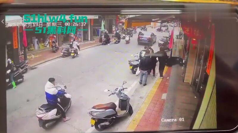 广东汕尾狗男女偷情被发现,原配开车撞男小三,下死手暴力殴打人差点没了! 第9张 广东汕尾狗男女偷情被发现,原配开车撞男小三,下死手暴力殴打人差点没了! 第9张