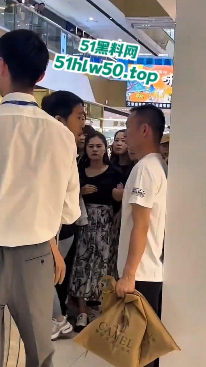 江西小三在商场被原配当场抓现行，上来直接拽头发踹下体，怒扇老婆情夫惹众人围观。  第2张