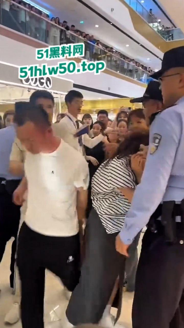 江西小三在商场被原配当场抓现行，上来直接拽头发踹下体，怒扇老婆情夫惹众人围观。  第3张